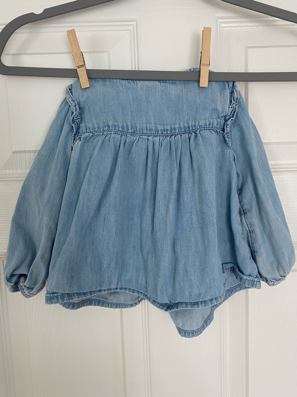 GAP Light Blue Denim Ruffle-Shoulder Button Front Top - Picture 4 of 4
